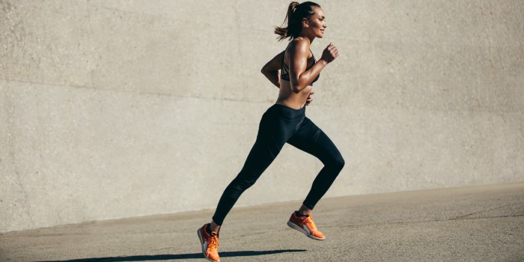 Dayanıklılık sporlarından olan koşu antrenmanını yapan bir kadın