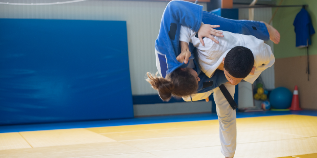Mücadele sporlarından biri olan Judo sporunu yapan bir kadın ve bir erkek