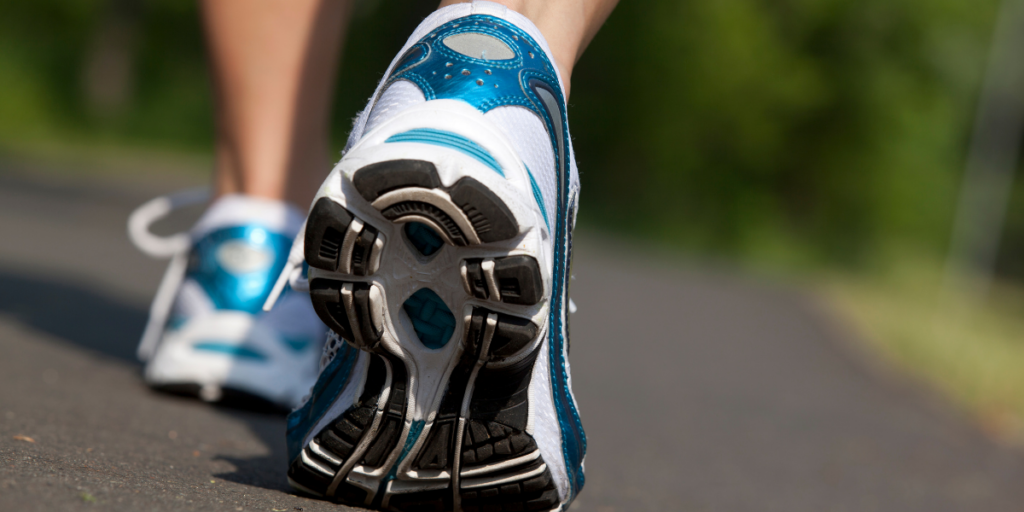 Spor ayakkabı ile asfalt yolda yürüyüş egzersizi