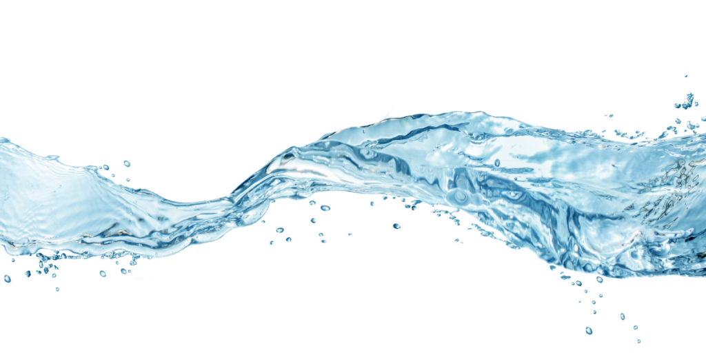Günlük su tüketimini temsil eden berrak su görseli, beyaz arkaplan