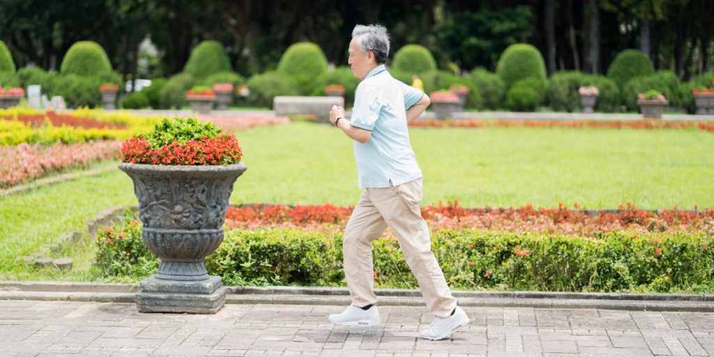 Fiziksel aktivite ve hareketliliği temsilen, açık havada tempolu yürüyüş yapan yaşlı bir erkek görseli
