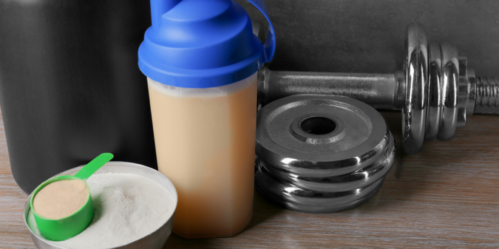 Dambıl ve kas geliştirici aletlerin yanında protein shake ve protein tozu